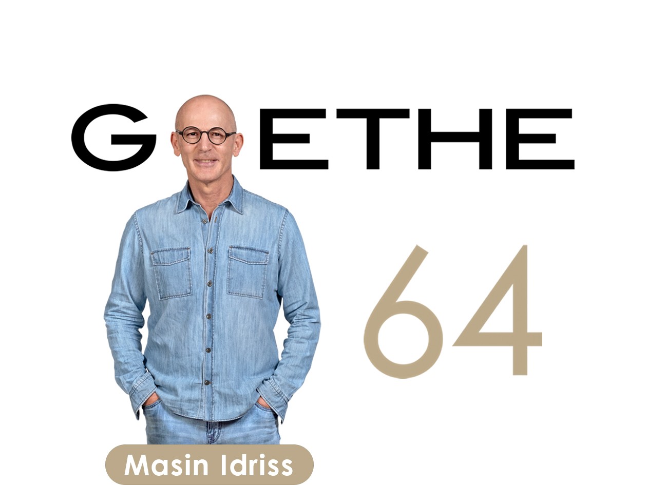 Masin Idriss vor dem GOETHE 64 Schriftzug